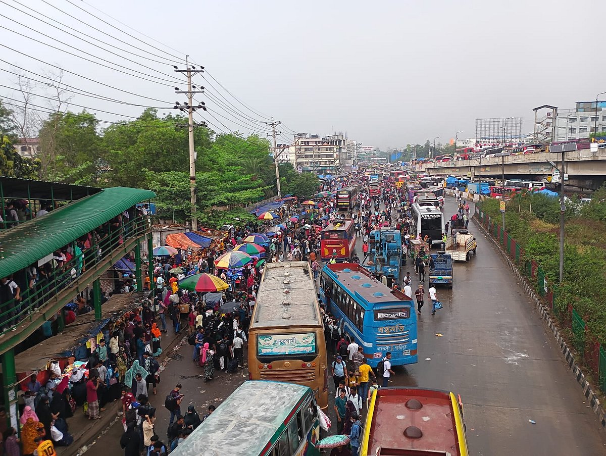 গাজীপুরের কালিয়াকৈর উপজেলার চন্দ্রা ত্রিমোড় এলাকায় যানজটের সৃষ্টি হয়েছে। আজ বুধবার বিকেল সাড়ে চারটায়