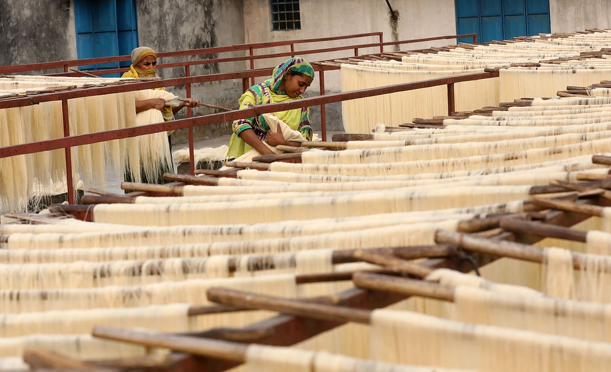 বগুড়ার প্রসিদ্ধ চিকন সেমাই তৈরিতে ব্যস্ত দুই নারী। গত ১৪ মার্চ বগুড়া সদর উপজেলার এরুলিয়া এলাকায়
