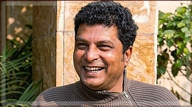 হাসির আড়ালে কত কিছুই–না লুকিয়ে রাখতে সুমন ভাই...