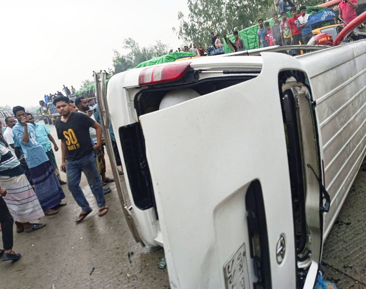 দ্রুতগতিতে চলার সময় চালক নিয়ন্ত্রণ হারালে মাইক্রোবাসটি সড়কের বিভাজকে আঘাত করে উল্টে যায়। আজ বুধবার সকালে বগুড়ার শেরপুর উপজেলার ছোনকা এলাকায় ঢাকা–বগুড়া মহাসড়কে