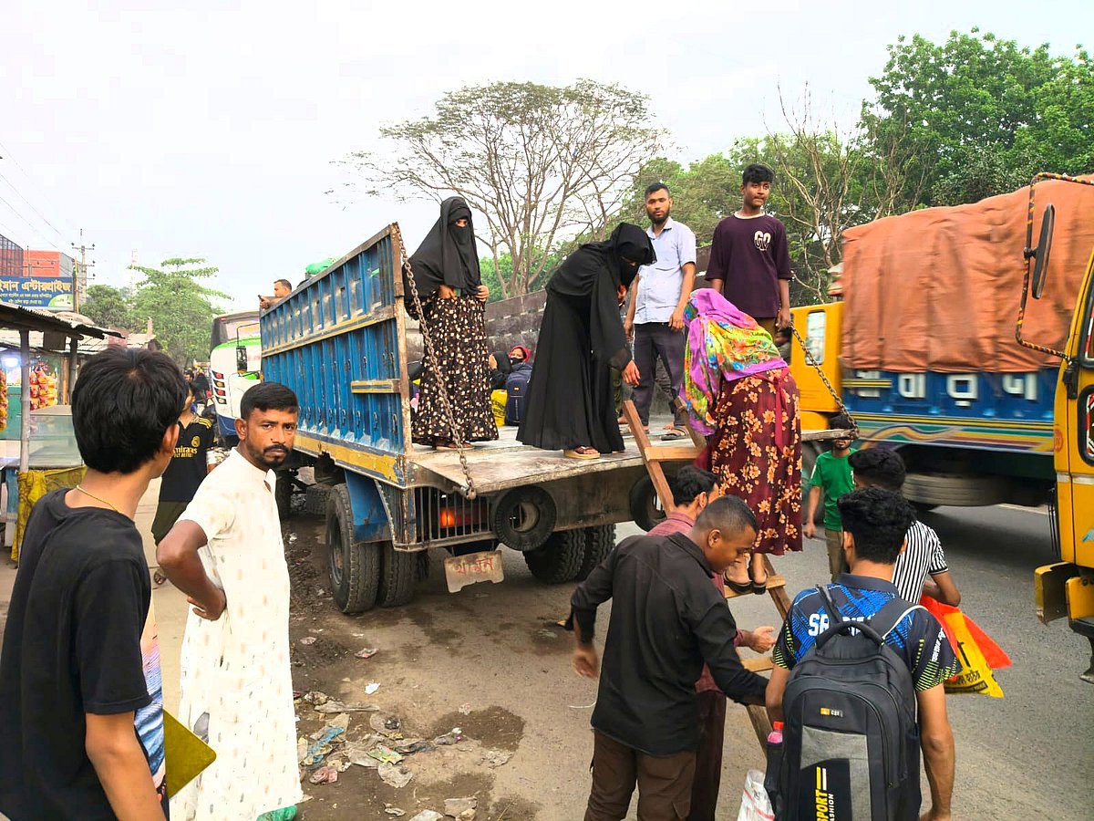 বাস না পেয়ে ঈদযাত্রায় অনেকেই ট্রাক-পিকআপে চড়ে বাড়ি যাচ্ছেন। আজ বুধবার সন্ধ্যায় গাজীপুরের শ্রীপুর উপজেলায় ঢাকা-ময়মনসিংহ মহাসড়কের পুরান বাজারে