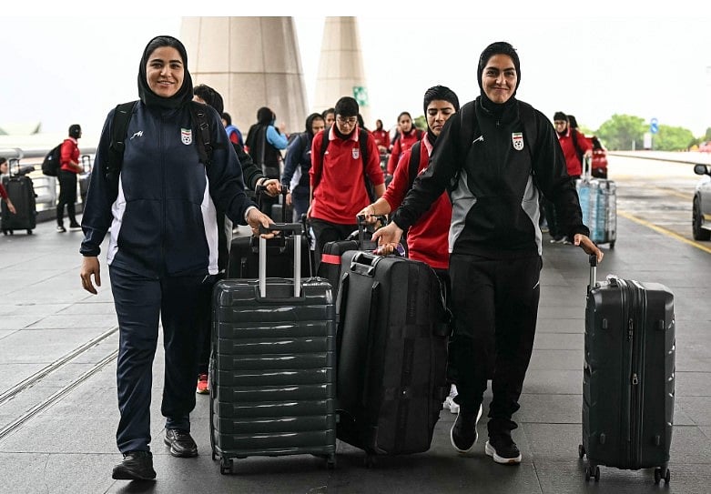 অস্ট্রেলিয়ায় রাজনৈতিক আশ্রয়ের আবেদন ত্যাগ করে দেশে ফেরার পথে, ১৬ মার্চ ২০২৬ তারিখে সেপাংয়ের কুয়ালালামপুর আন্তর্জাতিক বিমানবন্দরে এসে পৌঁছায় ইরানি নারী ফুটবল দল