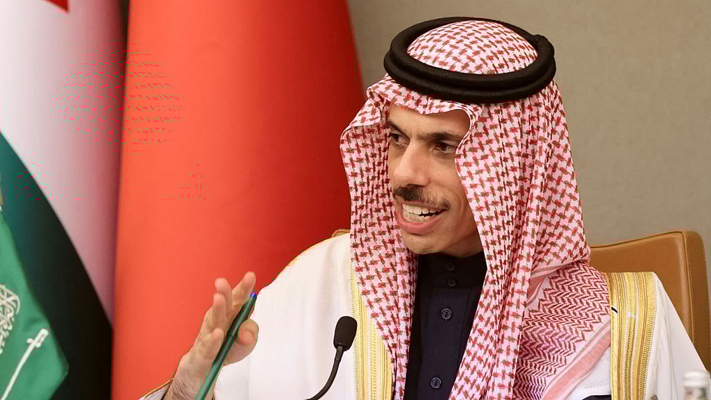 সৌদি আরবের রিয়াদে আরব উপসাগরীয় সম্মেলনে বক্তব্য দেন দেশটির পররাষ্ট্রমন্ত্রী প্রিন্স ফয়সাল বিন ফারহান আল-সৌদ। ৯ ডিসেম্বর ২০২২
