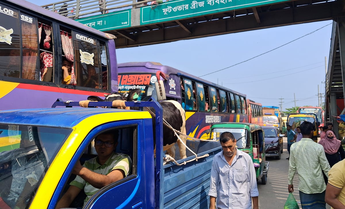 যানজটে আটকে ভোগান্তিতে যাত্রীরা। আজ বেলা দেড়টায় কুমিল্লার দাউদকান্দির পেন্নাই এলাকায়