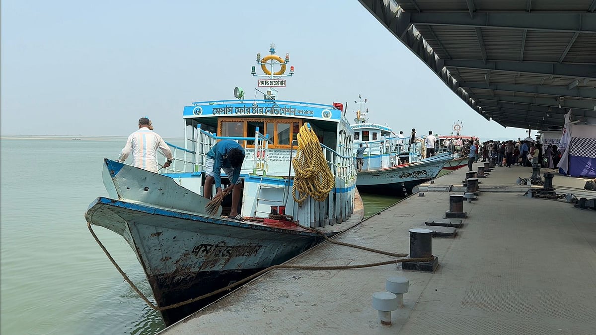 ঘাটে নোঙর করে রাখা লঞ্চ এমভি রেজোয়ান। আজ বৃহস্পতিবার দুপুরে রাজবাড়ীর দৌলতদিয়া ঘাট এলাকায়