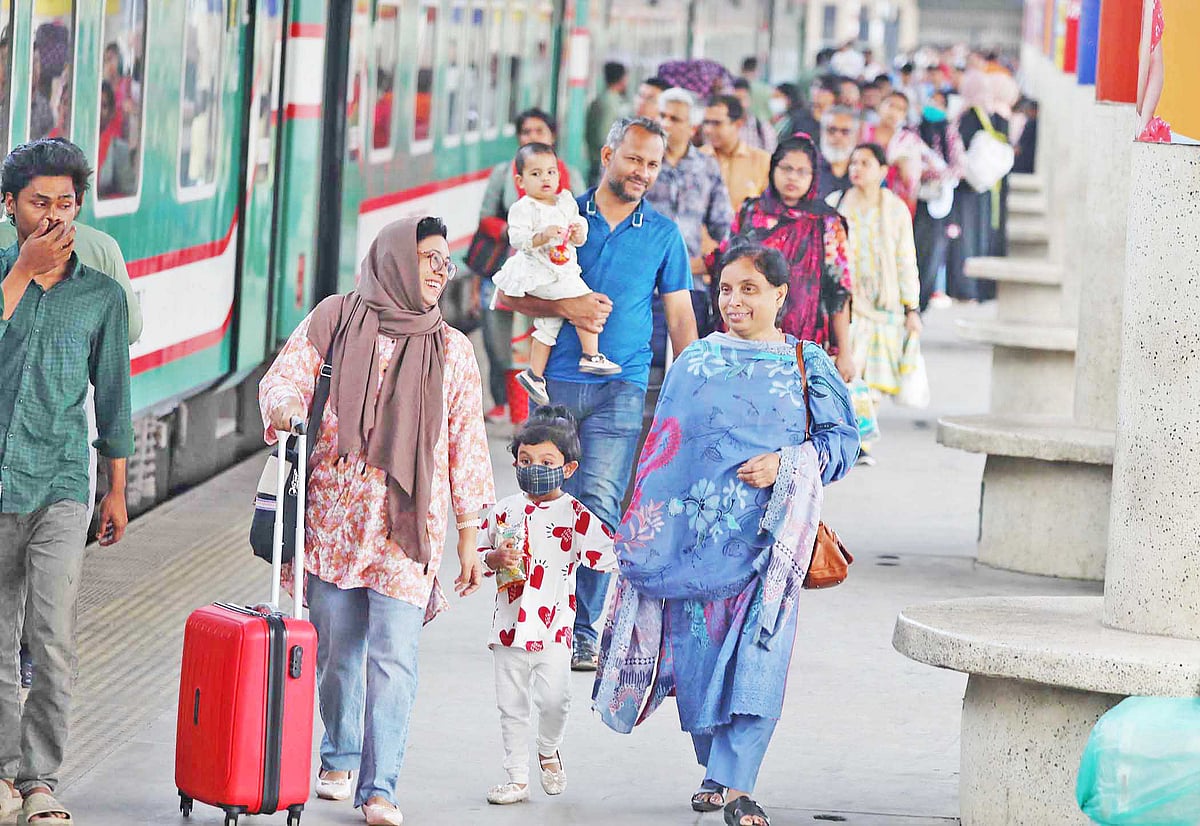 শৈশব-কৈশোরে কাটানো মধুর স্মৃতিই ঈদে মানুষকে প্রিয়জনদের কাছে ফিরে যাওয়ার তাগিদ দেয়