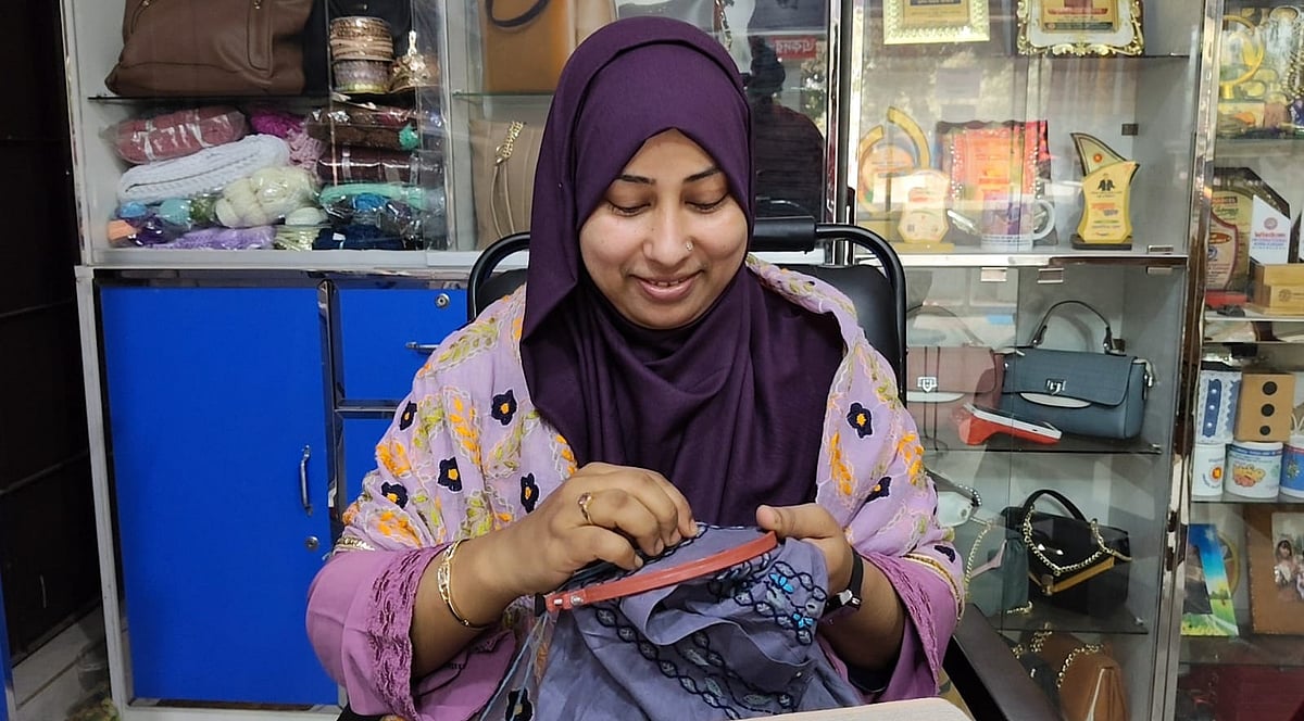 ময়মনসিংহের নুরুন নাহার আক্তার টিফিনের টাকা বাঁচিয়ে কিনেছিলেন সুই–সুতা। অভাব পেরিয়ে এখন তাঁর জীবনে এসেছে স্বচ্ছলতা। পেয়েছেন জাতীয় পুরস্কারও