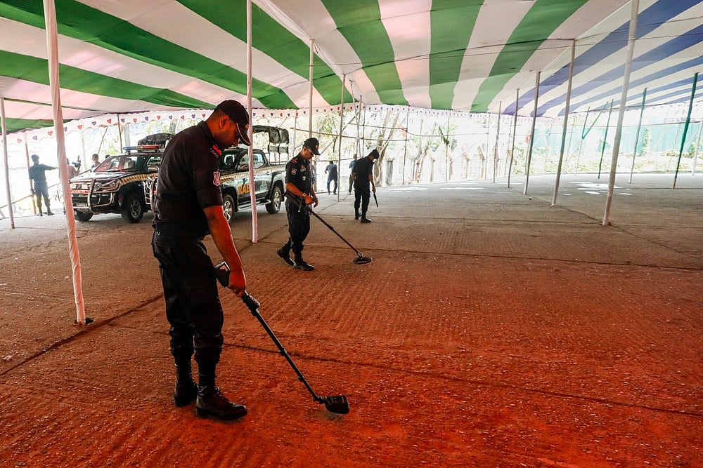 চট্টগ্রামে পবিত্র ঈদুল ফিতরের প্রধান জামাত অনুষ্ঠিত হবে জমিয়াতুল ফালাহ জাতীয় মসজিদ প্রাঙ্গণে। সেই লক্ষে চলছে প্রস্তুতি। মুসল্লিদের নিরাপত্তা নিশ্চিত করতে প্রাঙ্গণে র‍্যাব সদস্যদের তল্লাশি চলছে