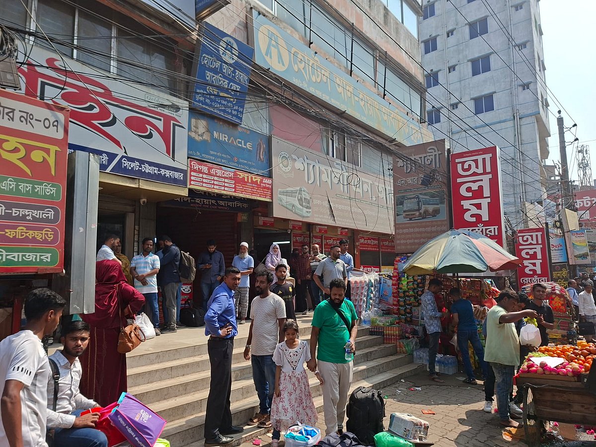 রাজধানীর সায়েদাবাদে পবিত্র ঈদুল ফিতর উপলক্ষে ঘরমুখী মানুষের ভিড়