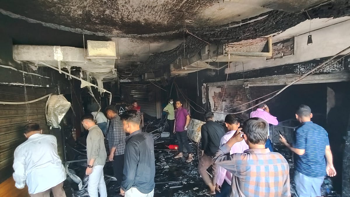 চট্টগ্রামের টেরিবাজারের বিপণিকেন্দ্র কে বি অর্কিড প্লাজার আগুনে পুড়ে যাওয়া একটি দোকান। আজ দুপুর ১২ টায়