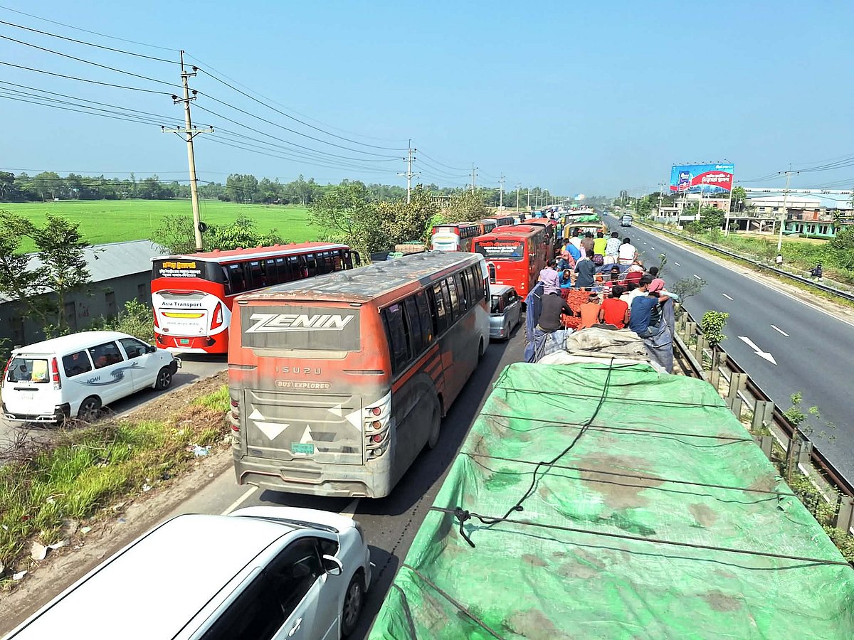 ঢাকামুখি রাস্তা ফাঁকা থাকলেও উত্তরের গন্তব্যে যানজট। আজ বৃহস্পতিবার সকাল সোয়া নয়টার দিকে টাঙ্গাইলের মির্জাপুর উপজেলার কদিমধল্যা এলাকায়