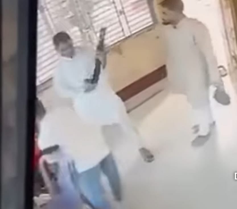 কক্সবাজারের রামুর একটি ফিলিং স্টেশনে শটগান হাতে তাণ্ডব চালান এক ব্যবসায়ী