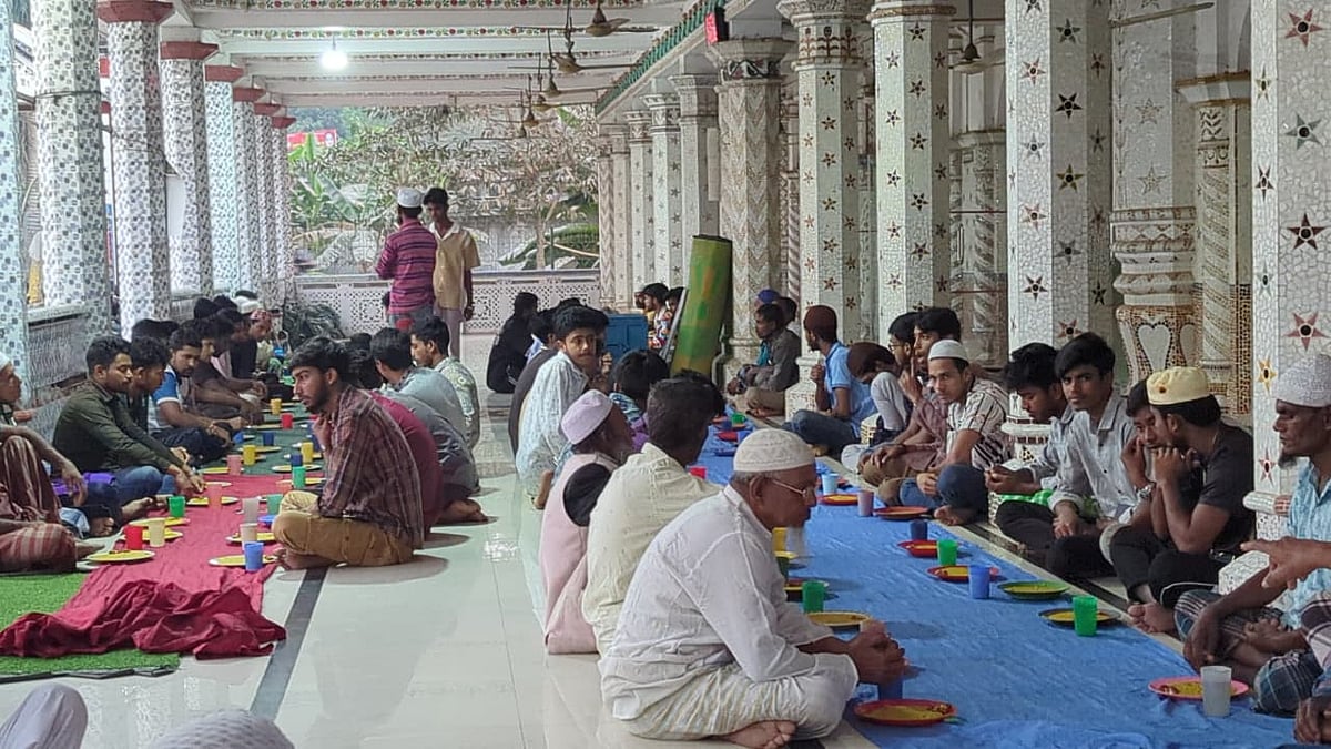 শরীয়তপুর সদর উপজেলার বুড়িরহাট জামে মসজিদে ১১৯ বছর ধরে রোজার মাসে পথচারীদের জন্য ইফতারের আয়োজন করা হচ্ছে