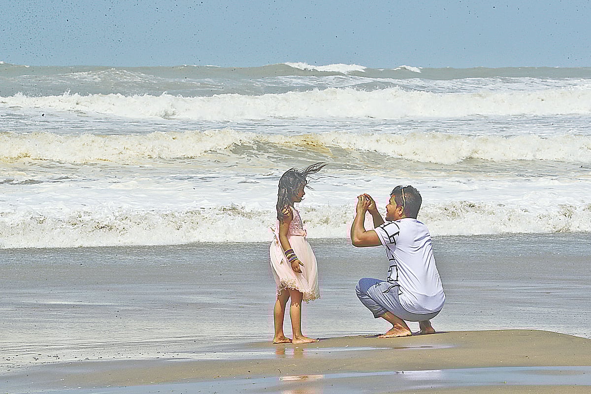 শিশুর ছবি তুলেছেন অভিভাবক। কক্সবাজার সমুদ্রসৈকতের সুগন্ধা পয়েন্টে