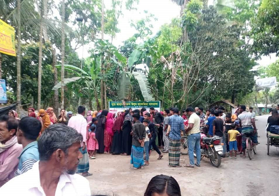 নবজাতকের লাশ ঘিরে মানুষের ভিড়। আজ বৃহস্পতিবার বিকেলে কুষ্টিয়ার কুমারখালী উপজেলার খাগড়বাড়িয়া গ্রামে