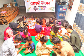 শিশুদের হাতে মেহেদির আলপনা এঁকে দিলেন বন্ধুরা