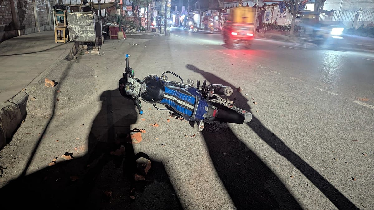 রাজশাহীতে জামায়াতের নেতা–কর্মীদের মধ্যে সংঘর্ষের সময় একটি মোটরসাইকেল ভাঙচুর করা হয়। গতকাল রাতে নগরের হেতেমখাঁ জাদুঘর মোড়ে