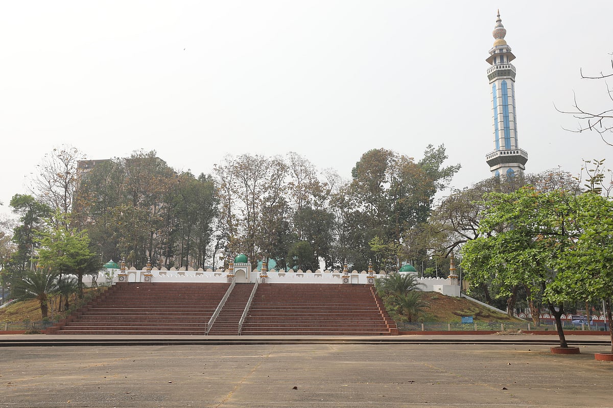 সিলেট শহরের উত্তর দিকে একটি উঁচু টিলার ওপর শাহি ঈদগাহের অবস্থান