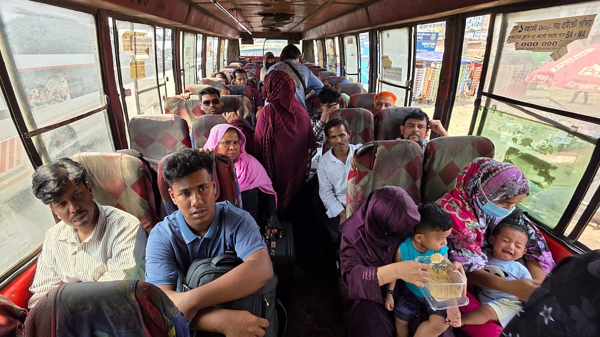 যাত্রীর চাপ বাড়ায় নারায়ণগঞ্জে অনেক লোকাল বাসে দূরপাল্লার যাত্রায় নেমেছে। বৃহস্পতিবার দুপুরে সাইনবোর্ড এলাকায়