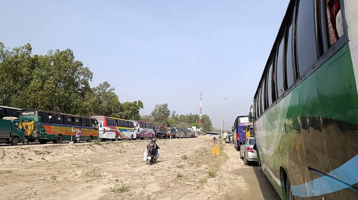 যানজটে পথের দুই পাশে সকাল ৯টার দিকে আটকে আছে সারি সারি যানবাহন। এলেঙ্গা, টাঙ্গাইল, ১৯ মার্চ ২০২৬