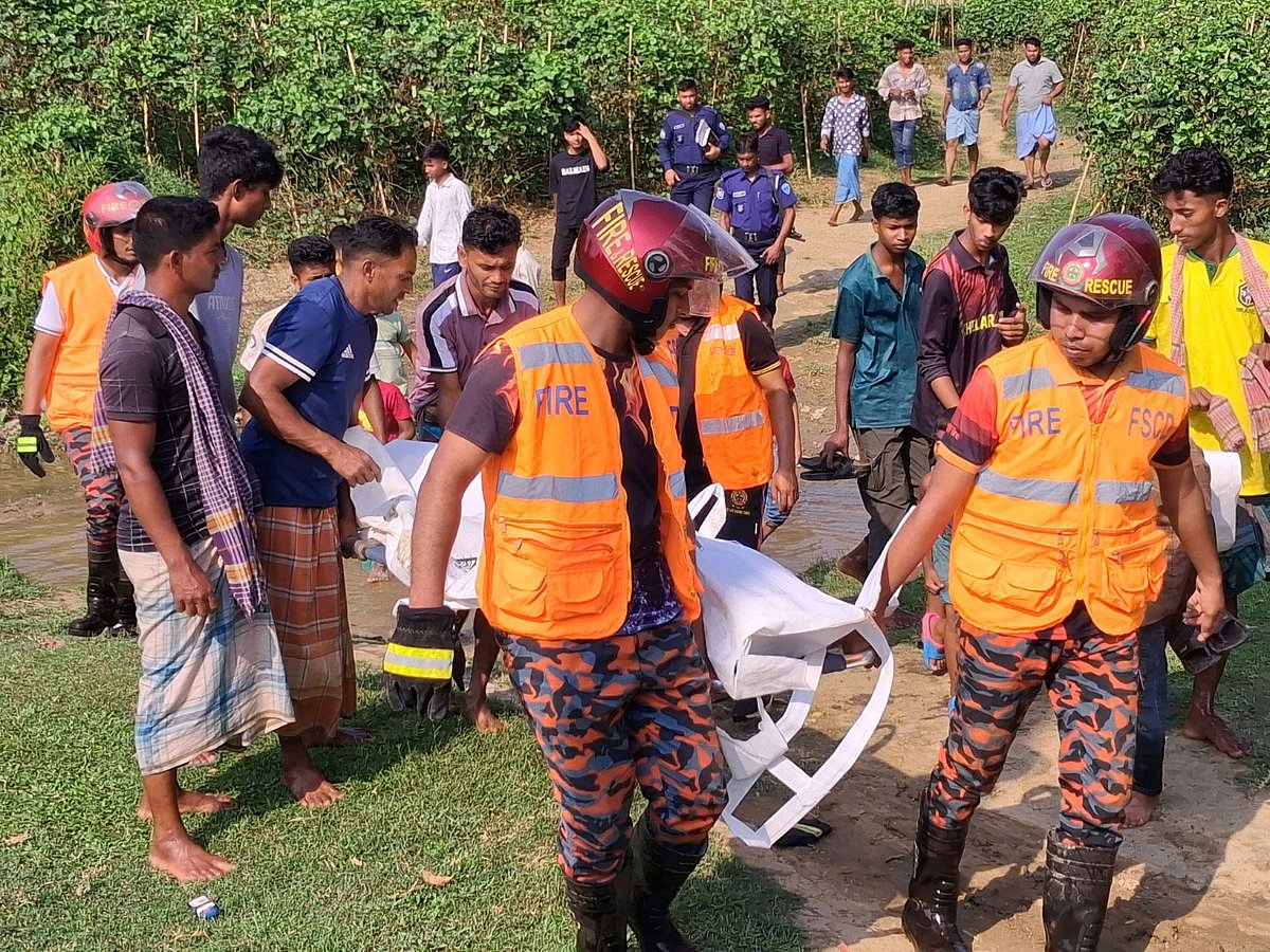 মিরসরাইয়ে নাপিত্তাছড়া ঝরনার কূপ থেকে লাশ উদ্ধার করে নিয়ে যাচ্ছেন ফায়ার সার্ভিস সদস্যরা। ছবিটি আজ দুপুর আড়াইটায় তোলা