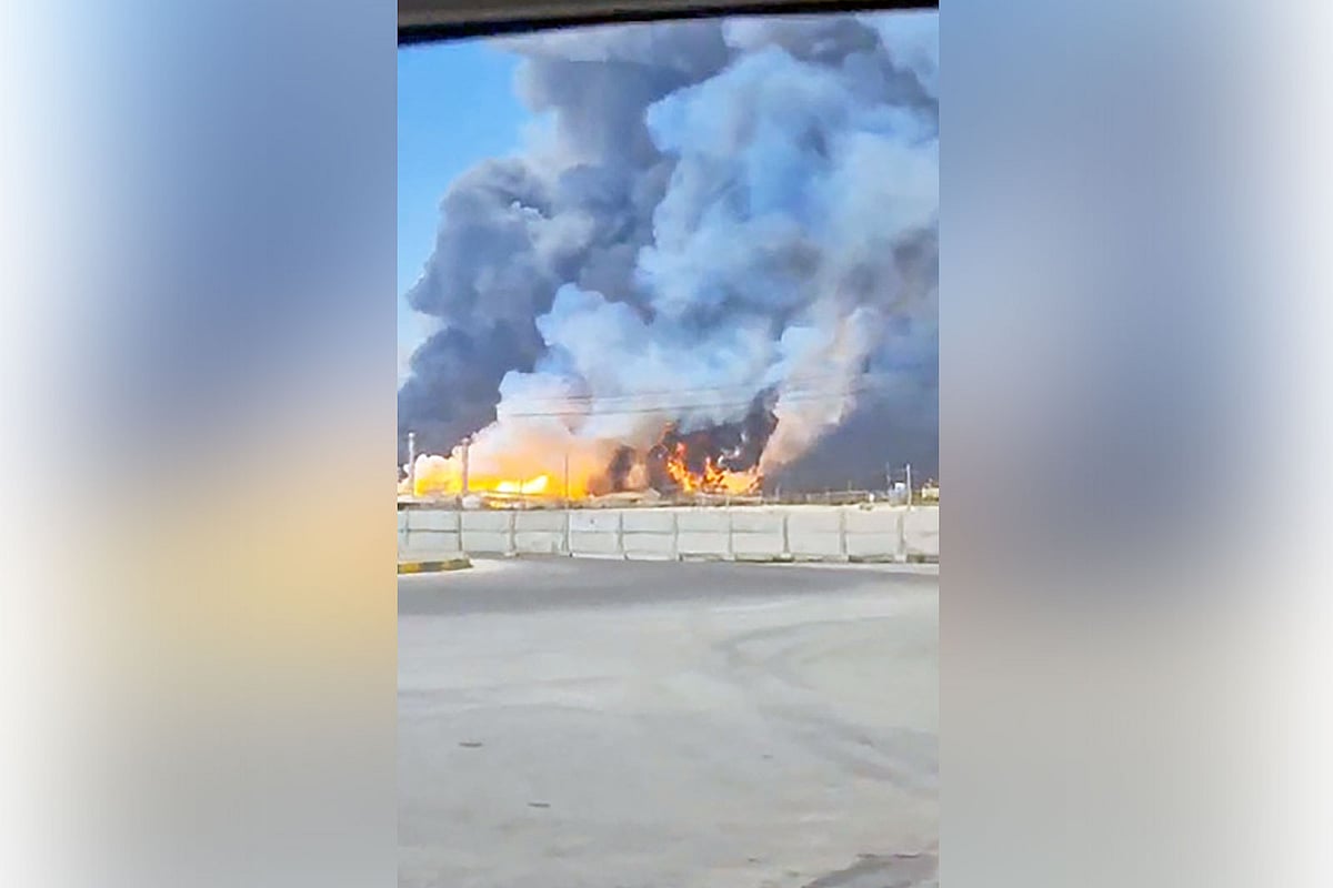 ইসরায়েলের হামলায় জ্বলছে ইরানের সাউথ পার্স গ্যাসক্ষেত্র। বুধবার বুশেহর প্রদেশে