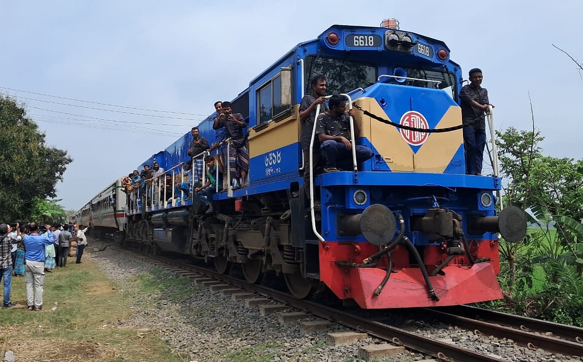 বগুড়ার আদমদীঘিতে নীলসাগর এক্সপ্রেস লাইনচ্যুত হওয়ার প্রায় ২২ ঘণ্টা পর ট্রেন চলাচল স্বাভাবিক হয়েছে