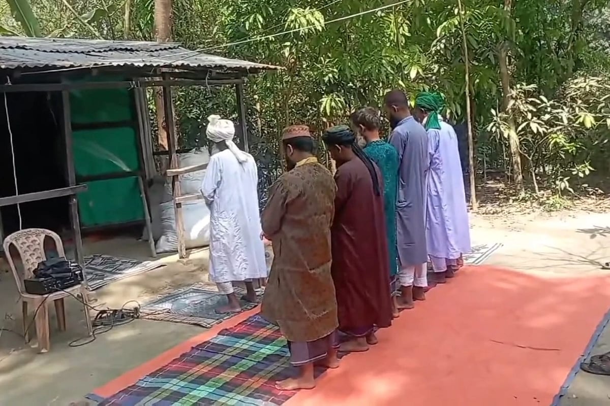 ঈদের জামাতে সাত মুসল্লি। আজ বৃহস্পতিবার চাঁদপুরের হাজীগঞ্জ উপজেলার বড়কুল পশ্চিম ইউনিয়নের ৭ নম্বর ওয়ার্ডে