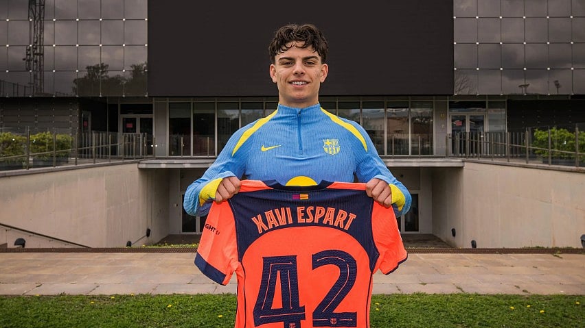 ২০১৫ সালে মাত্র ৮ বছর বয়সে বার্সার একাডেমি লা মাসিয়ায় যোগ দেন এসপার্ত