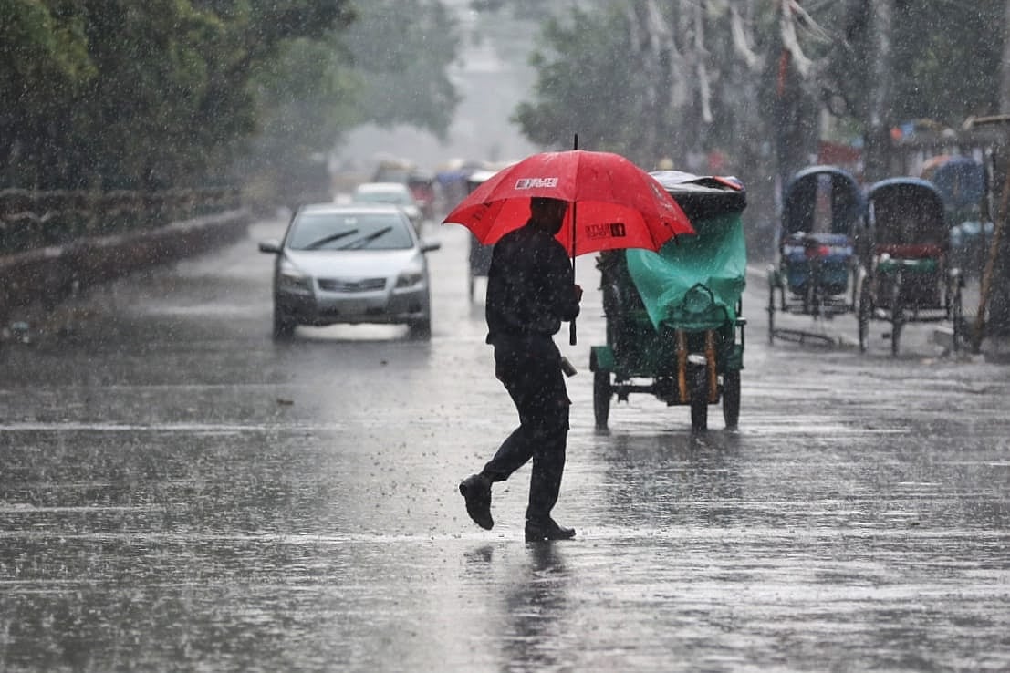 রাজধানীতে বৃষ্টিতে জনজীবনে ভোগান্তি। দৈনিক বাংলা এলাকা। ২০ মার্চ