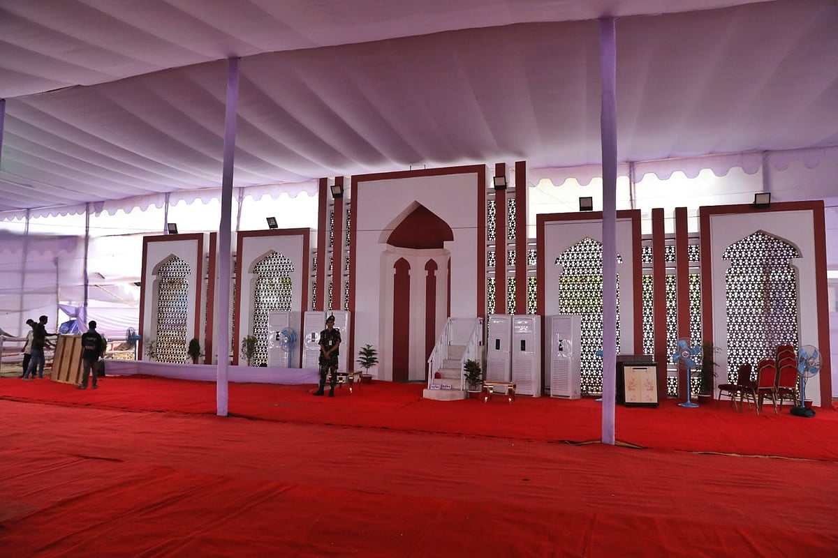 রাজধানীতে জাতীয় ঈদগাহ ময়দানে চলছে শেষ মুহূর্তের প্রস্তুতি