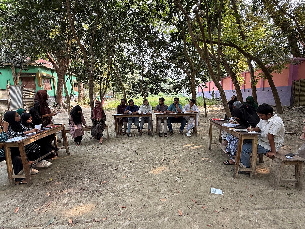 পাবনার বেড়ায় বাড়ির গাছতলায় বেঞ্চ পেতে আয়োজন করা হয়েছে বিতর্ক প্রতিযোগিতা। আজ শুক্রবার বেড়া পৌরসভার আলহেরানগরে