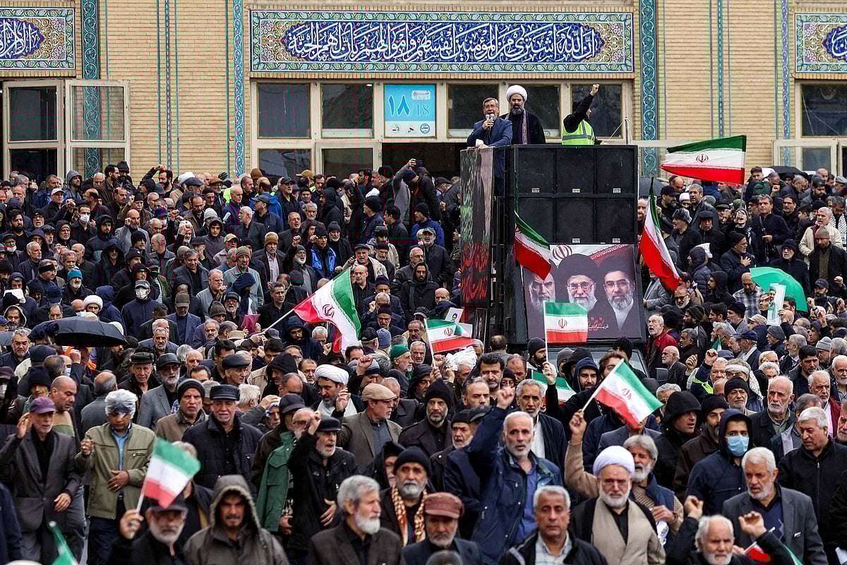 বর্ষবরণের দিনে শোকমিছিল। যুক্তরাষ্ট্র ও ইসরায়েলের হামলায় নিহত গোয়েন্দাবিষয়ক মন্ত্রী ইসমাইল খতিবকে বিদায় জানাতে জড়ো হয়েছেন শোকার্ত ইরানিরা। তেহরান, ২০ মার্চ ২০২৬