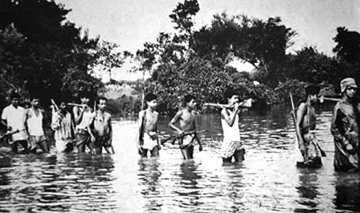 খাল পার হচ্ছেন কয়েকজন মুক্তিযোদ্ধা