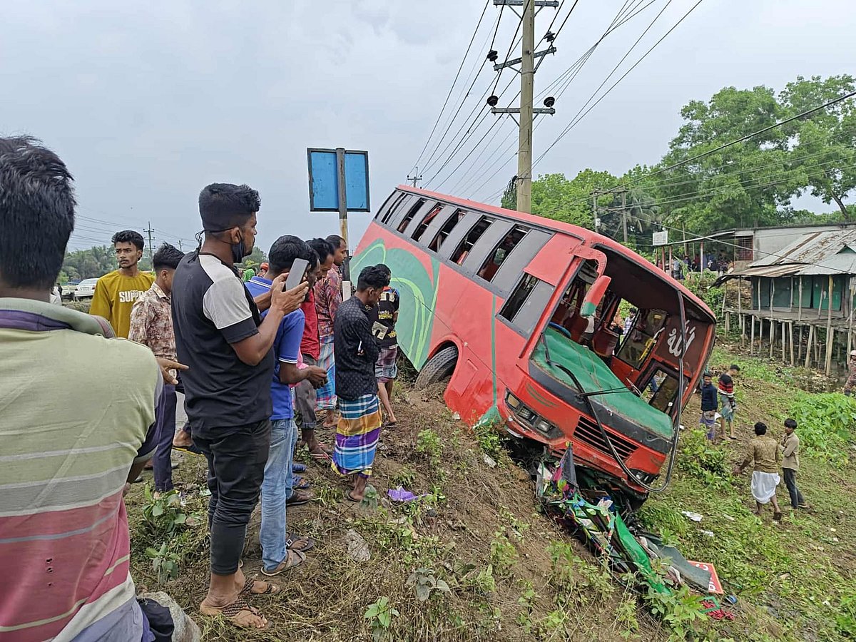 ময়মনসিংহের ভালুকায় দুর্ঘটনাকবলিত বাস। আজ শুক্রবার দুপুরে
