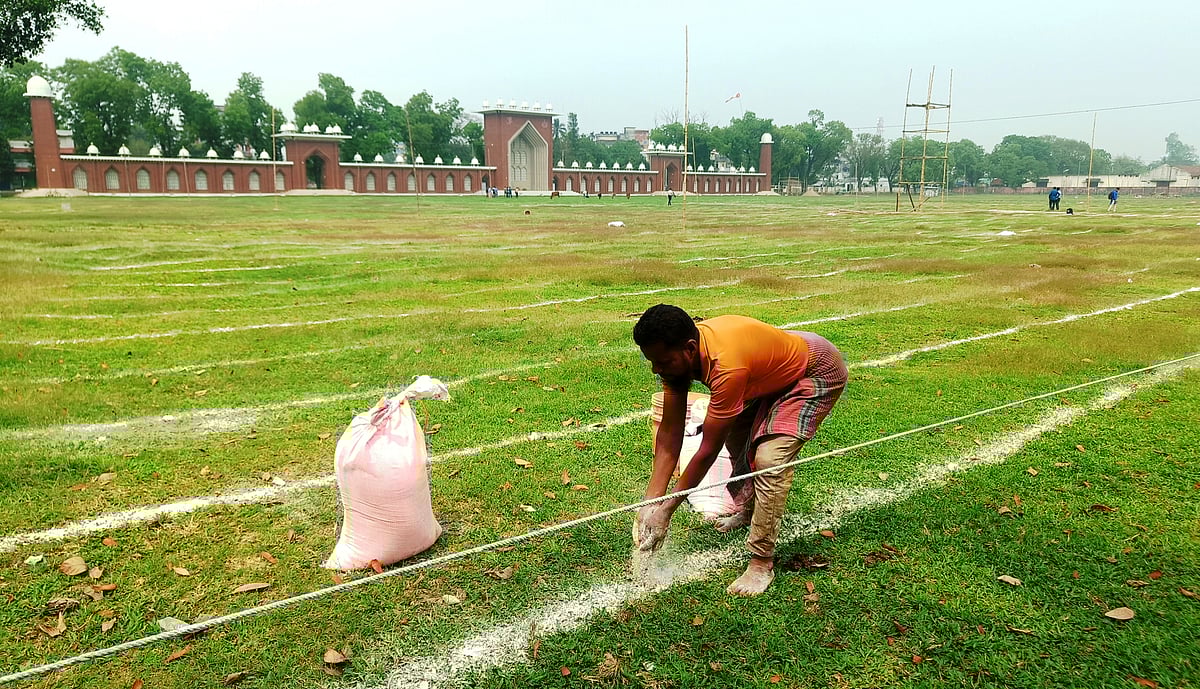 দিনাজপুরে ঈদুল ফিতরের নামাজের জন্য ঈদগাহ গোর-এ-শহীদ বড় মাঠে চুন দিয়ে নির্দিষ্ট দূরত্বে লাইন টানার কাজ করছেন এক শ্রমিক। আজ শুক্রবার সকালে