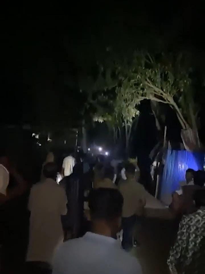 টর্চলাইট জ্বালিয়ে দুই পক্ষের মধ্যে সংঘর্ষ। গতকাল বৃহস্পতিবার দিবাগত রাত ১২টার দিকে ফরিদপুরের ভাঙ্গা উপজেলার গোপীনাথপুর গ্রামে