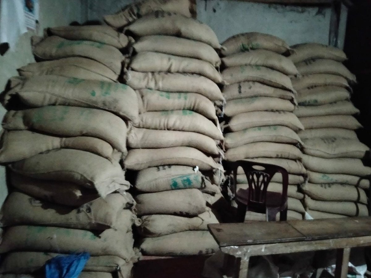 একটি গুদামে জব্দ করা সরকারি চাল। গতকাল বৃহস্পতিবার গভীর রাতে কুড়িগ্রামের ভূরুঙ্গামারী উপজেলার বলদিয়া ইউনিয়নের কাশিমবাজার এলাকায়