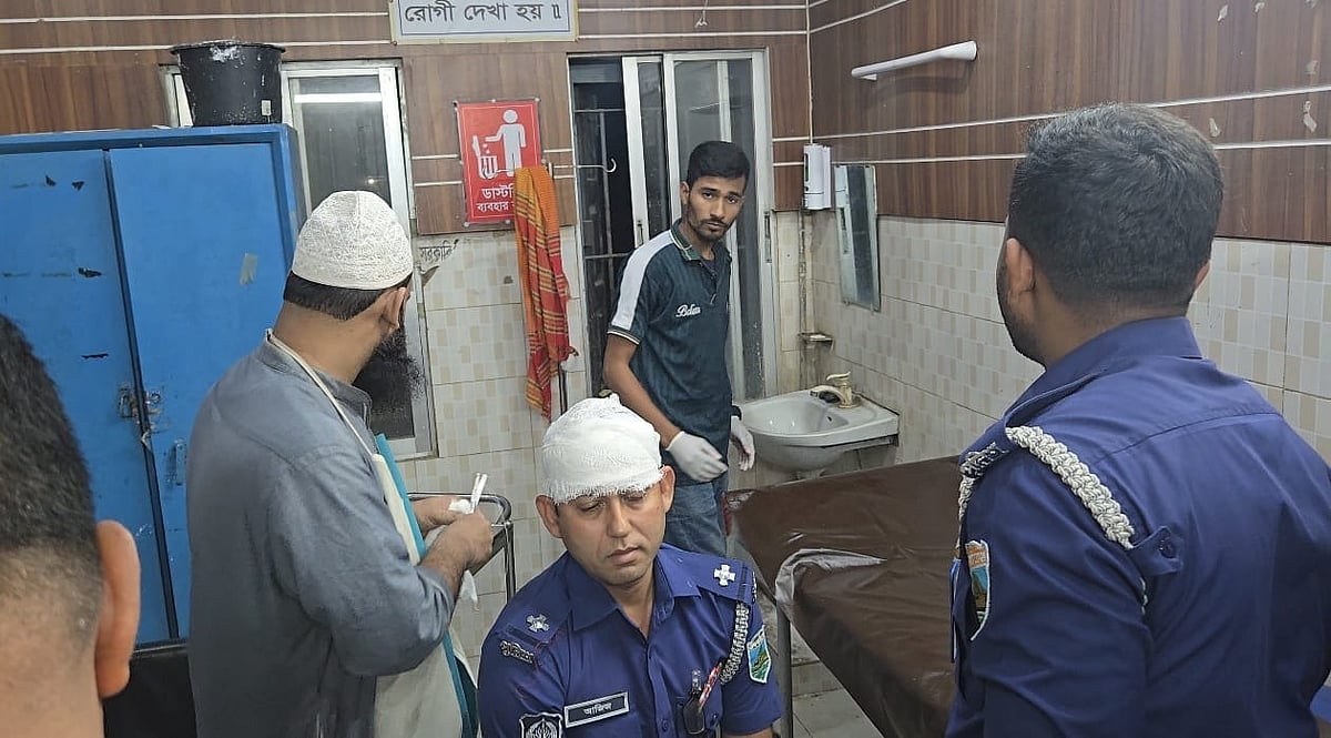 বিএনপির দুই পক্ষের সংঘর্ষে আহত হন এএসআই আবদুল আজিজ। গতকাল বৃহস্পতিবার রাতে গুরুদাসপুর উপজেলা স্বাস্থ্য কমপ্লেক্সে
