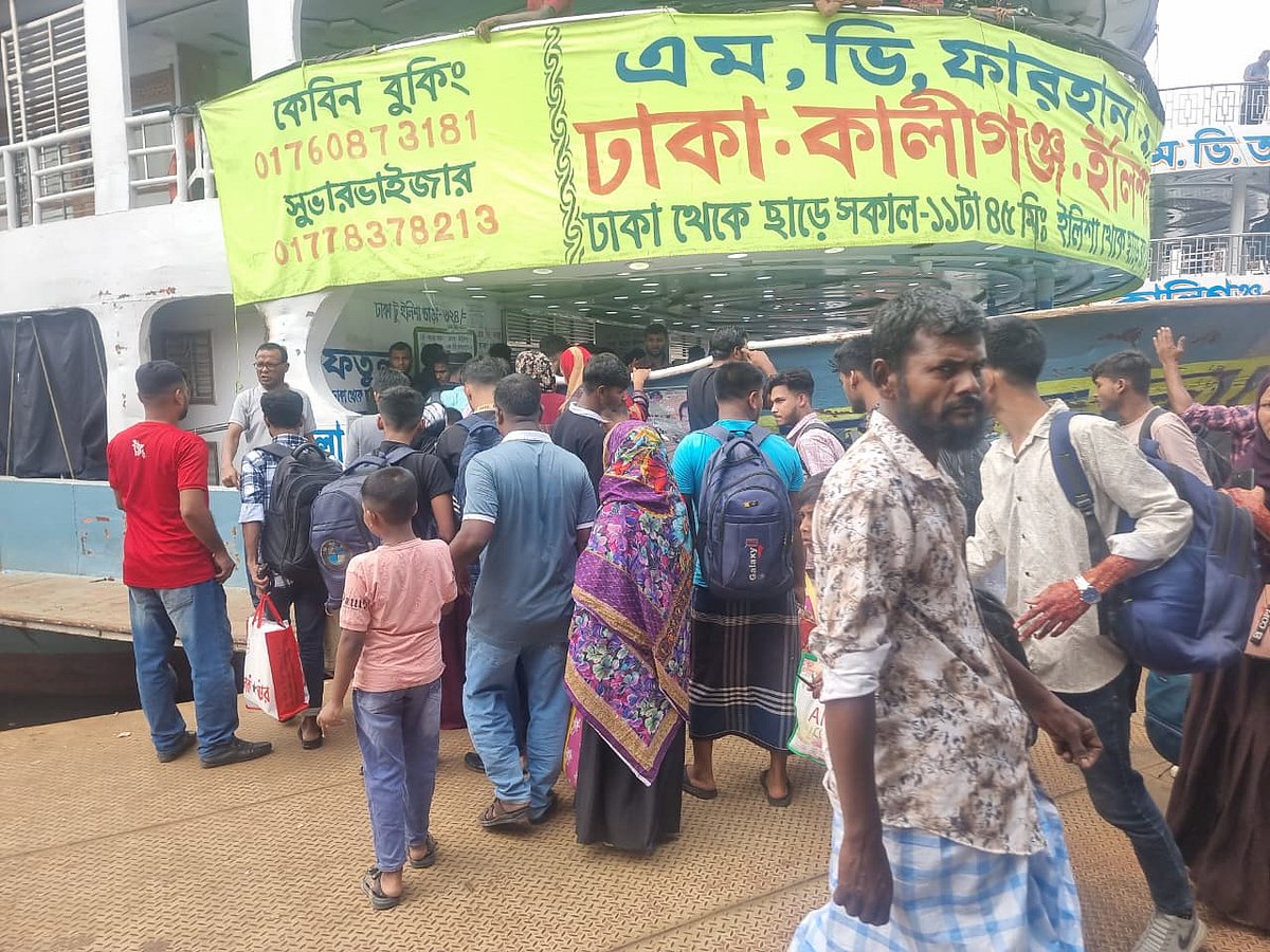 যাত্রীরা লঞ্চে উঠছেন। আজ শুক্রবার সদরঘাট লঞ্চ টার্মিনালে