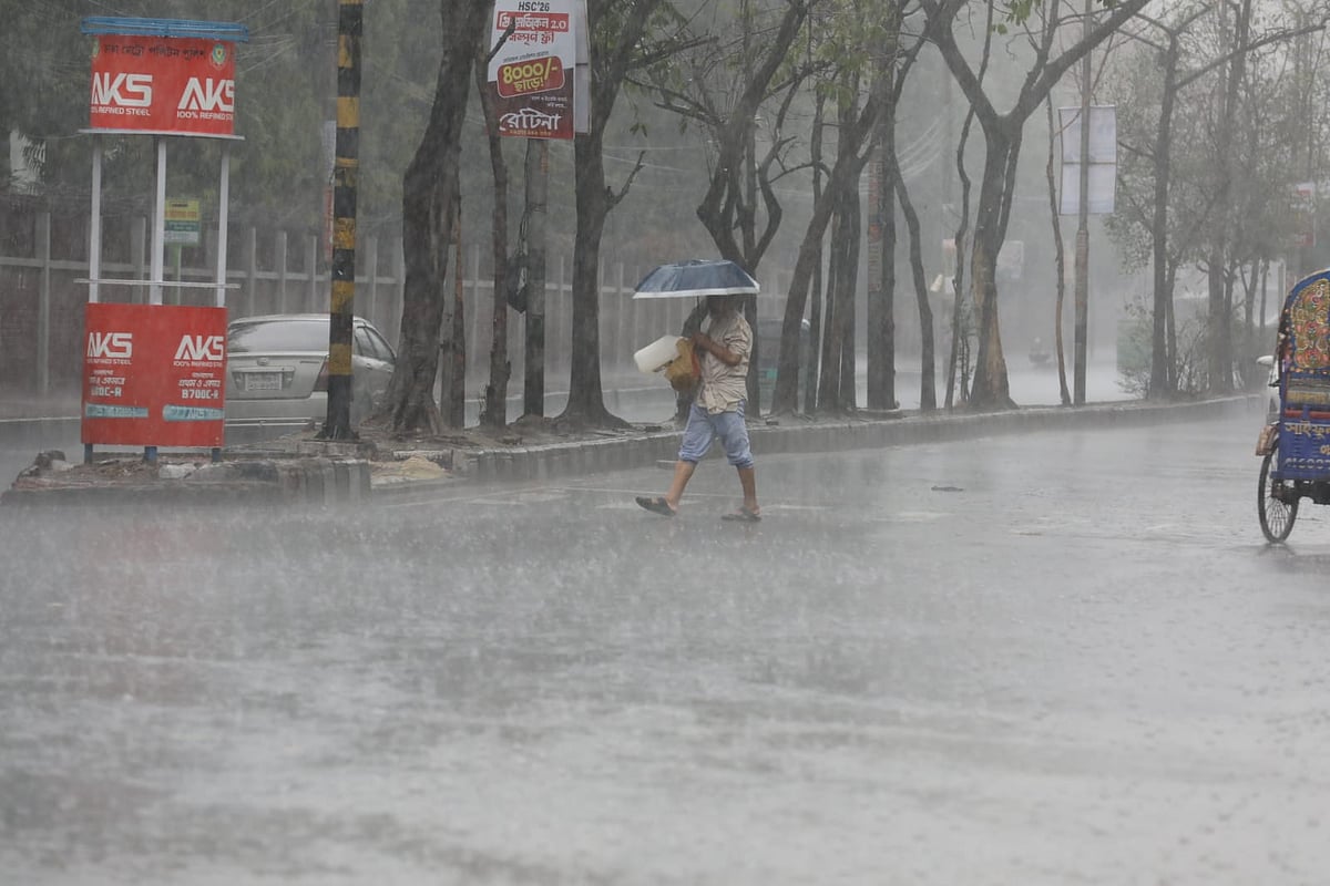 আজ দুপুর রাজধানীতে মুষলধারে বৃষ্টি হয়। রাজারবাগ এলাকা। ২০ মার্চ