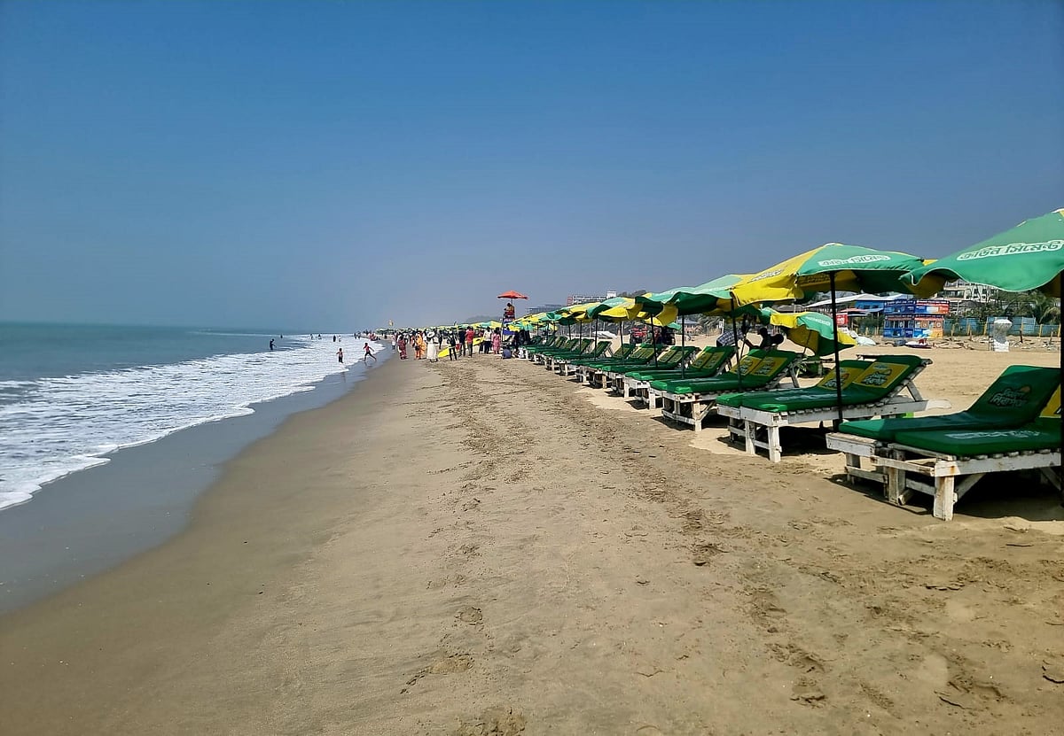 পবিত্র রমজান মাসে কক্সবাজার পর্যটক  শূন্য ছিল। তবে ঈদের ছুটিতে বিপুল সংখ্যক আসবেন। হয়েছে আগাম বুকিংও। গতকাল সকালে  কক্সবাজার সমুদ্রসৈকতের কলাতলী পয়েন্টে