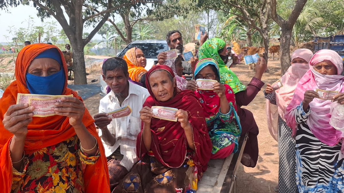 রাজশাহীর মোহনপুর উপজেলার মেলান্দি গ্রামের অবস্থাসম্পন্ন কৃষক হাফিজ উদ্দিন মৃধা প্রায় ১ হাজার ২০০ জনকে নতুন টাকা উপহার দিয়েছেন