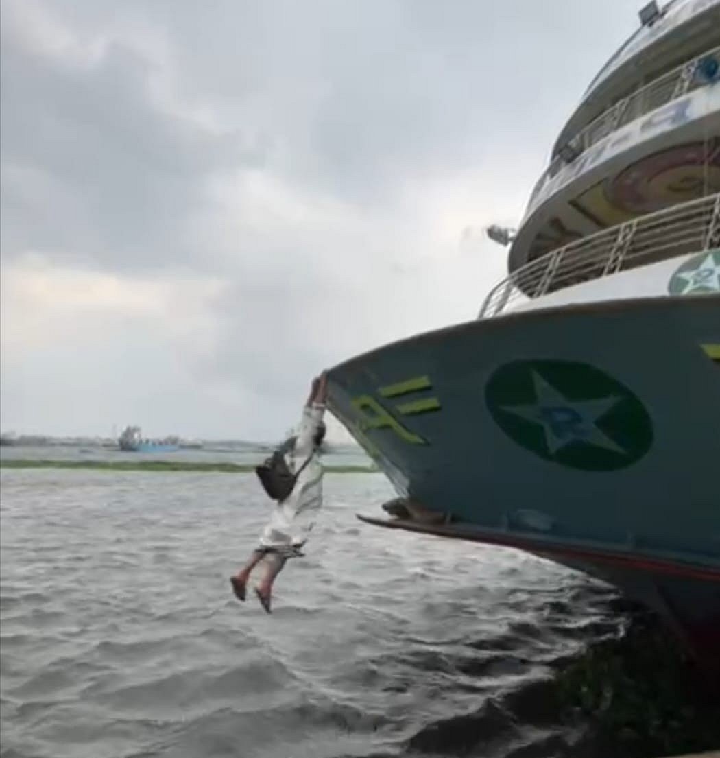 লঞ্চের সামনের অংশে ঝুলছিলেন মো. জাহির। আজ শুক্রবার মুন্সিগঞ্জ লঞ্চঘাটে