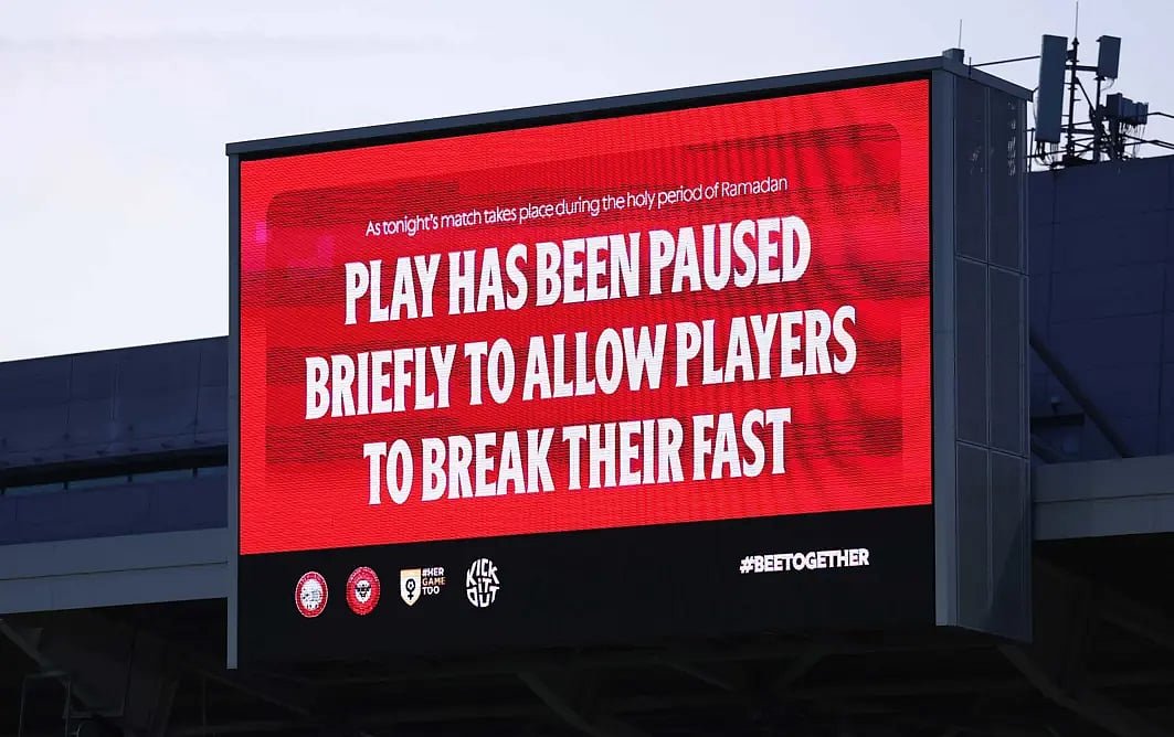 ইফতারের সময় জায়ান্টস্ক্রিনে খেলায় বিরতির ঘোষণা। ইউরোপের ক্লাব ফুটবলে এমন দৃশ্য এখন অচেনা নয়