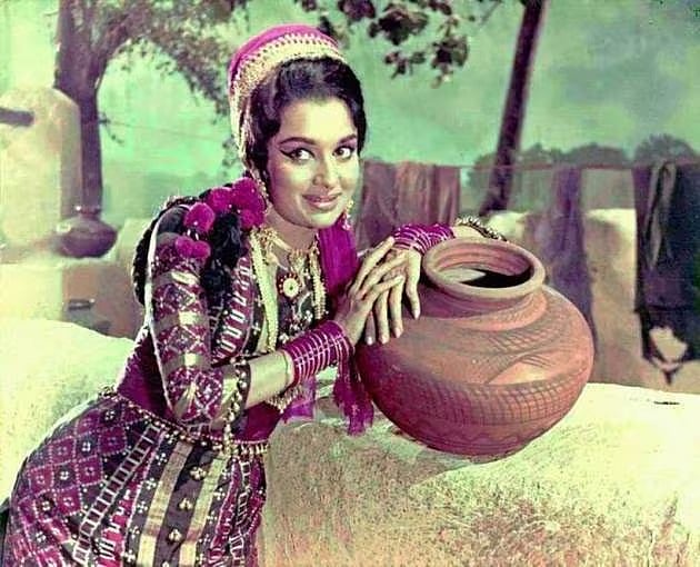 সিনেমার দৃশ্যে আশা পারেখ। আইএমডিবি