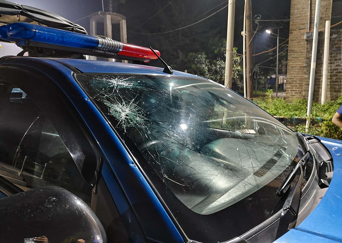 কুষ্টিয়ায় জামায়াতের সংসদ সদস্যের স্বজনদের বিরোধ মেটাতে গেলে পুলিশের গাড়ি লক্ষ্য করে পাথর নিক্ষেপের ঘটনা ঘটে। গতকাল বৃহস্পতিবার রাতে কুমারখালী থানায়