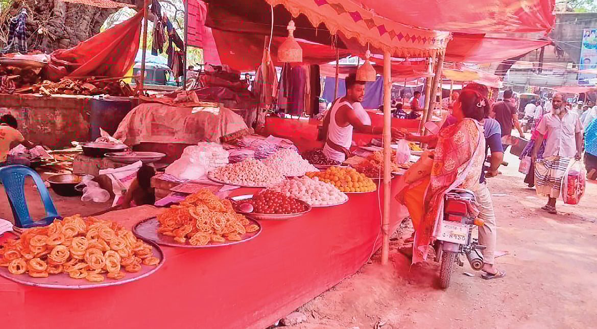 বাঘার ঐতিহ্যবাহী ঈদমেলা শুরুর আগেই বসে গেছে শতাধিক মিষ্টির দোকান