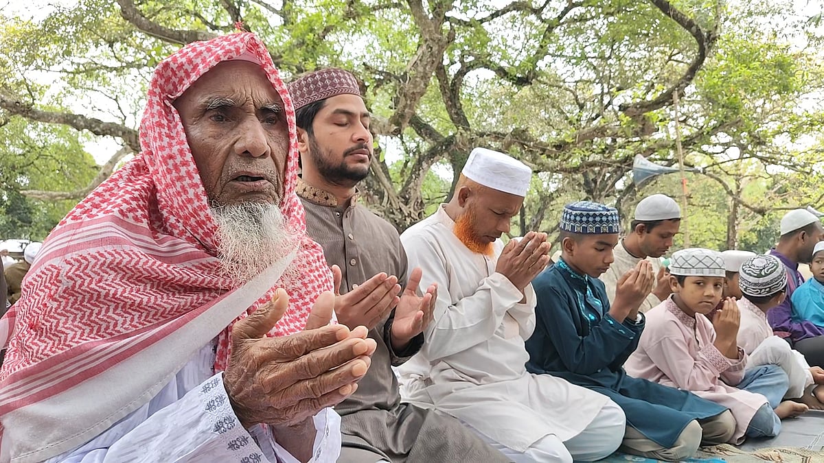 পবিত্র ঈদুল ফিতরের নামাজ শেষে  মোনাজাত। হাবু ঈদগাহ মাঠ, গঙ্গাচড়া, রংপুর। ২১ মার্চ