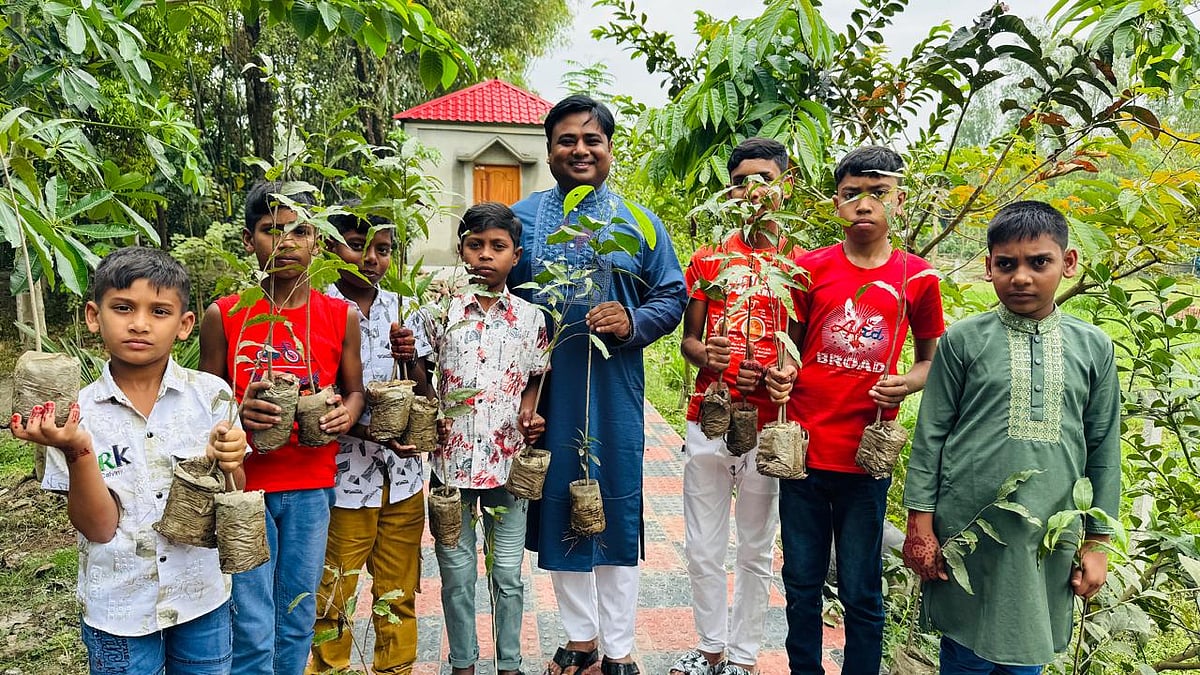 ঈদের সালামি হিসেবে শিশুদের একটি করে গাছের চারা দেওয়া হয়েছে। আজ শনিবার দুপুরে সিরাজগঞ্জের কামারখন্দ উপজেলার বাজার ভদ্রঘাট শেখপাড়া এলাকায়